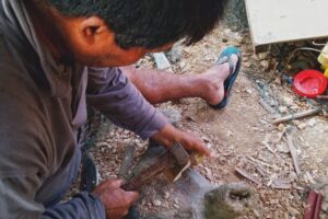 Pembuatan gasing di Tonggak, Batam (seniberjalan)