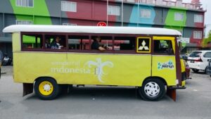Bus_Kayu_karimun_seniberjalan