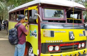 Bus_Kayu_karimun_seniberjalan