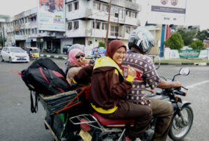 Naik becak motor bareng teman saat di Aceh