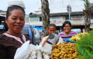 ngobrol dengan pedagang di Babel