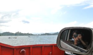 Menyeberang dengan roro (kapal barang)