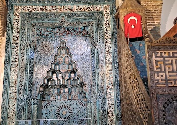 Keramik Seljuk pada Mimbar Masjid di Turki