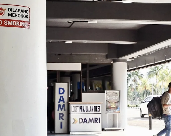 Damri di BANDARA BATAM/seniberjalan